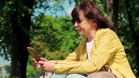 Free Stock Video Woman Taking A Selfie In The Park Live Wallpaper - Free Live Wallpaper