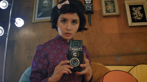 Free Stock Video Woman Taking A Photo With An Old Camera Live Wallpaper - Free Live Wallpaper