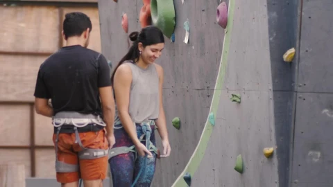 Free Stock Video Woman Starting To Climb A Mountaineering Wall Live Wallpaper - Free Live Wallpaper