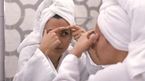 Free Stock Video Woman Squeezes Pimples From Her Face Live Wallpaper - Free Live Wallpaper