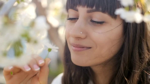 Free Stock Video Woman Smelling A Daisy In A Garden Live Wallpaper - Free Live Wallpaper