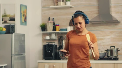 Free Stock Video Woman Singing Using A Spoon Live Wallpaper - Free Live Wallpaper