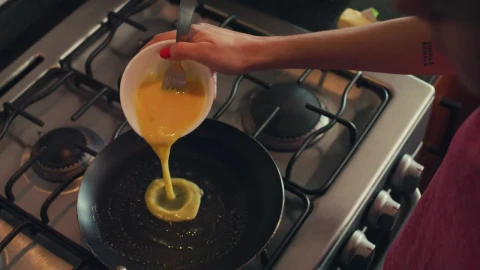 Free Stock Video Woman Serving Eggs In A Pan For Breakfast Live Wallpaper - Free Live Wallpaper