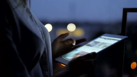 Free Stock Video Woman Scrolling The Web On A Tablet Live Wallpaper - Free Live Wallpaper