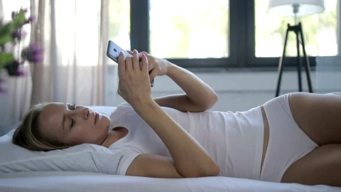 Free Stock Video Woman Sending Messages On Her Cell Phone Live Wallpaper - Free Live Wallpaper