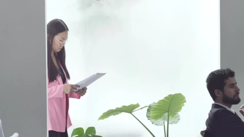 Free Stock Video Woman Reviews The Jobs Of A Couple Of Employees In Live Wallpaper - Free Live Wallpaper