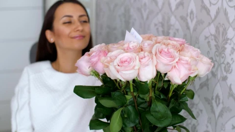 Free Stock Video Woman Reads The Note On Her Bouquet Live Wallpaper - Free Live Wallpaper