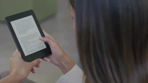 Free Stock Video Woman Reading In An E Book Live Wallpaper - Free Live Wallpaper