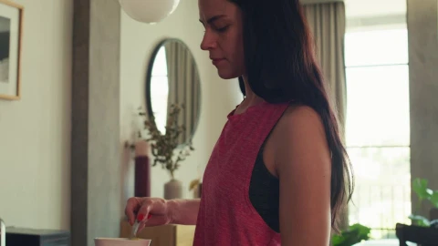 Free Stock Video Woman Preparing Eggs For Breakfast Live Wallpaper - Free Live Wallpaper