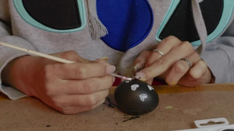 Free Stock Video Woman Painting Hearts On An Egg Live Wallpaper - Free Live Wallpaper