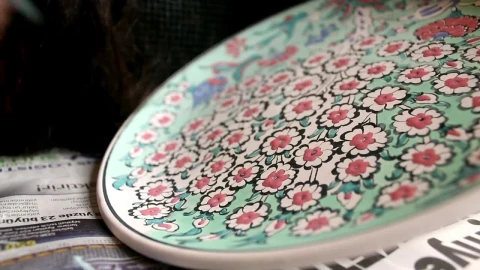 Free Stock Video Woman Painting Flowers Hand On A Large Plate Live Wallpaper - Free Live Wallpaper