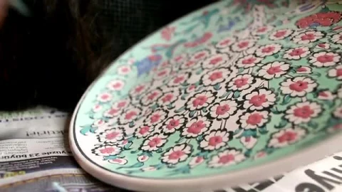 Free Stock Video Woman Painting Flowers Hand On A Large Plate Smalllive Wallpaper - Free Live Wallpaper