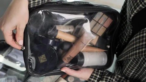 Free Stock Video Woman Opening A Bag With Makeup Live Wallpaper - Free Live Wallpaper