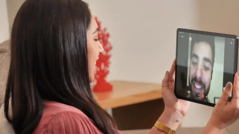 Free Stock Video Woman On A Video Call With A Man By Tablet Live Wallpaper - Free Live Wallpaper