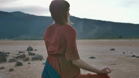 Free Stock Video Woman Meditating Sitting In A Desert Live Wallpaper - Free Live Wallpaper