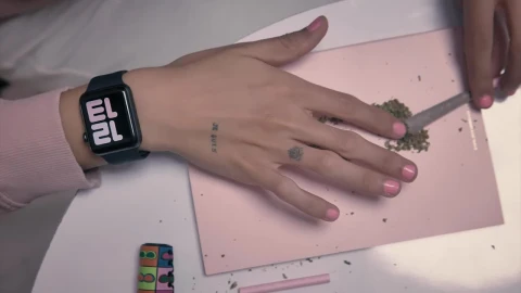 Free Stock Video Woman Making A Joint With Rolling Paper Live Wallpaper - Free Live Wallpaper
