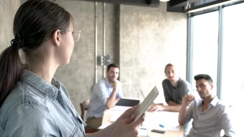 Free Stock Video Woman Leading A Small Business Meeting Live Wallpaper - Free Live Wallpaper
