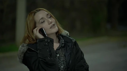 Free Stock Video Woman Is Robbed Of Her Cell Phone By A Thief Live Wallpaper - Free Live Wallpaper