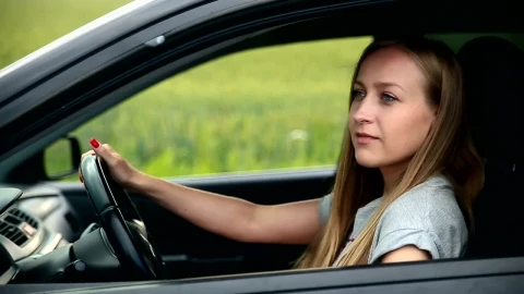 Free Stock Video Woman In Her Car Asking For Directions With A Map Live Wallpaper - Free Live Wallpaper