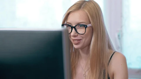 Free Stock Video Woman In Eyeglasses Working In Office Live Wallpaper - Free Live Wallpaper