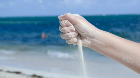 Free Stock Video Woman Holding Dry Sand Live Wallpaper - Free Live Wallpaper