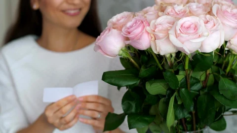 Free Stock Video Woman Happy To Receive A Bouquet Of Flowers Live Wallpaper - Free Live Wallpaper