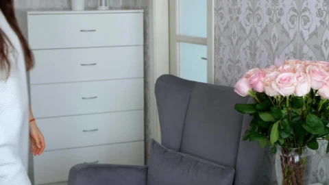Free Stock Video Woman Happy To Receive Pink Roses Live Wallpaper - Free Live Wallpaper