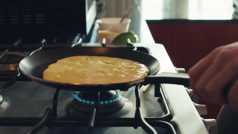 Free Stock Video Woman Flipping Her Egg Omelet Live Wallpaper - Free Live Wallpaper
