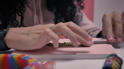 Free Stock Video Woman Filling A Joint Live Wallpaper - Free Live Wallpaper