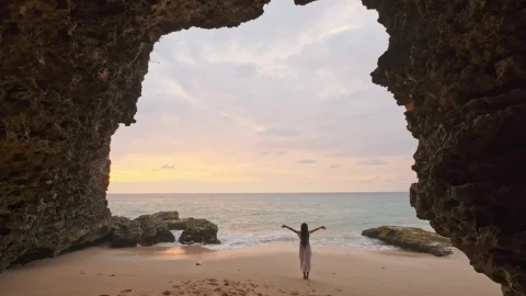Free Stock Video Woman Feeling Freedom At The Beach Live Wallpaper - Free Live Wallpaper