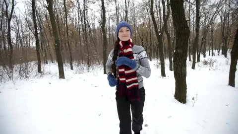 Free Stock Video Woman Exercising In The Forest In Winter Live Wallpaper - Free Live Wallpaper