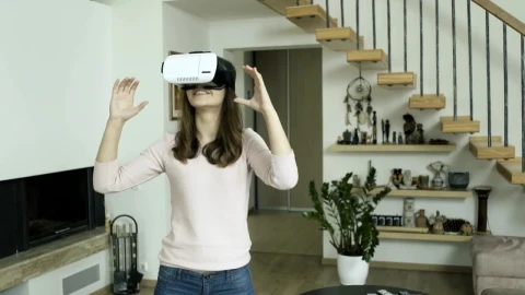 Free Stock Video Woman Enjoying The Virtual Reality Experience Live Wallpaper - Free Live Wallpaper