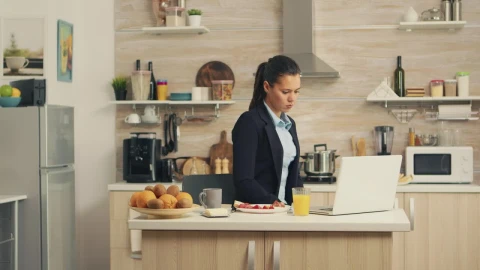 Free Stock Video Woman Eating Breakfast While Working Live Wallpaper - Free Live Wallpaper