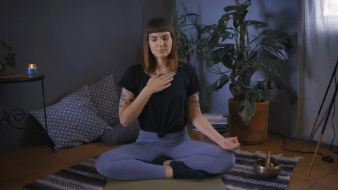 Free Stock Video Woman Doing Yoga On The Floor Of Her House Live Wallpaper - Free Live Wallpaper