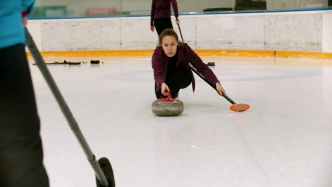 Free Stock Video Woman Curling Player Sliding On Ice Live Wallpaper - Free Live Wallpaper