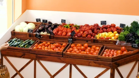 Free Stock Video Woman Buying Tomatoes In The Market Live Wallpaper - Free Live Wallpaper