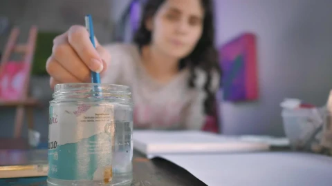 Free Stock Video Woman Artist Painting A Drawing In An Art Studio Live Wallpaper - Free Live Wallpaper
