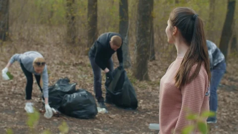Free Stock Video Woman And Her Volunteer Friends Recycling Live Wallpaper - Free Live Wallpaper