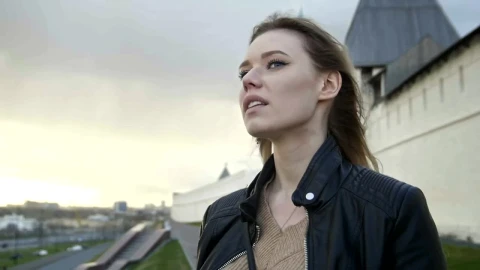 Free Stock Video Wind Slowly Moving The Hair Of A Young Woman Live Wallpaper - Free Live Wallpaper