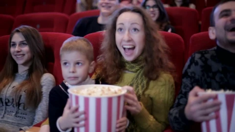 Free Stock Video Whole Family Watching A Funny Movie At The Cinema Live Wallpaper - Free Live Wallpaper