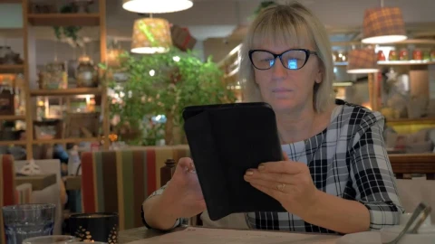Stock Footage Woman Browsing A Tablet Before Ordering Live Wallpaper - Free Live Wallpaper