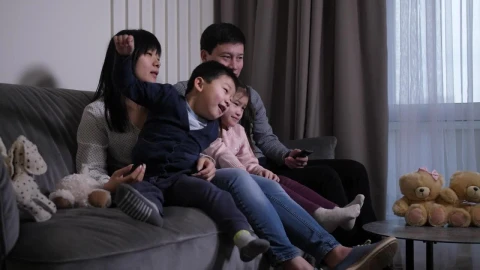 Stock Footage Watching A Film As A Family Live Wallpaper - Free Live Wallpaper