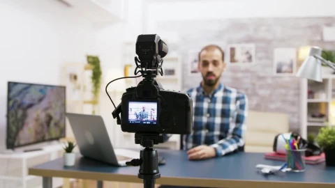 Stock Footage Vlogger Chats To Subscribers From Home Studio Live Wallpaper - Free Live Wallpaper