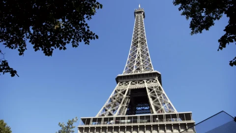 Stock Footage View Of The Eiffel Tower And The Blue Sky Live Wallpaper - Free Live Wallpaper