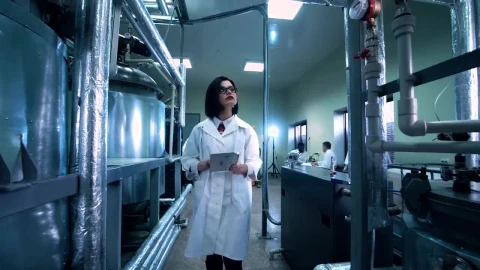 Stock Footage Woman With A Tablet In The Laboratory Live Wallpaper Free - Free Live Wallpaper