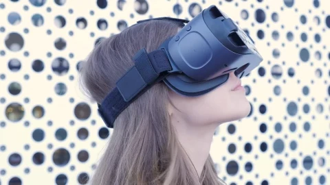 Stock Footage Woman Using A Vr Headset In A Bright Room Live Wallpaper Free - Free Live Wallpaper