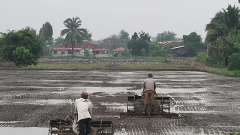 Stock Footage Working In A Muddy Field Live Wallpaper Free - Free Live Wallpaper