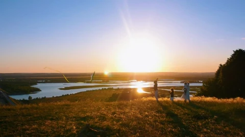 Stock Footage Young Family Flying A Kite In The Sunset Live Wallpaper Free - Free Live Wallpaper