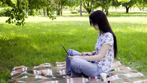 Stock Footage Working Remotely From The Park Live Wallpaper Free - Free Live Wallpaper