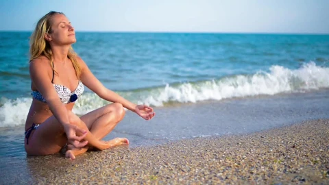 Stock Footage Woman Cleaning Her Mind At The Beach Live Wallpaper Free - Free Live Wallpaper